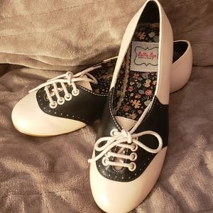 Bettie Page - Size: 6, Cream and Black Oxfords